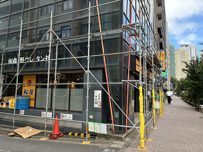 ③しばらく歩くと松屋様があります。