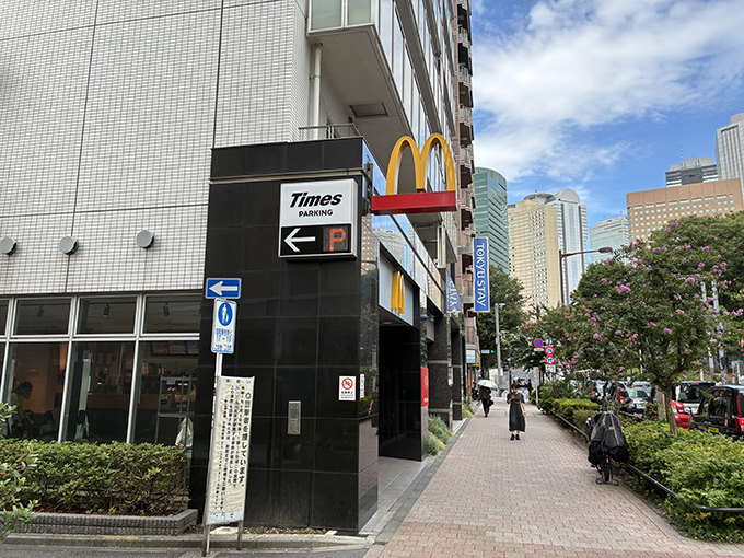 ④マクドナルド様が見えますので、そのまま真っすぐ進みます。