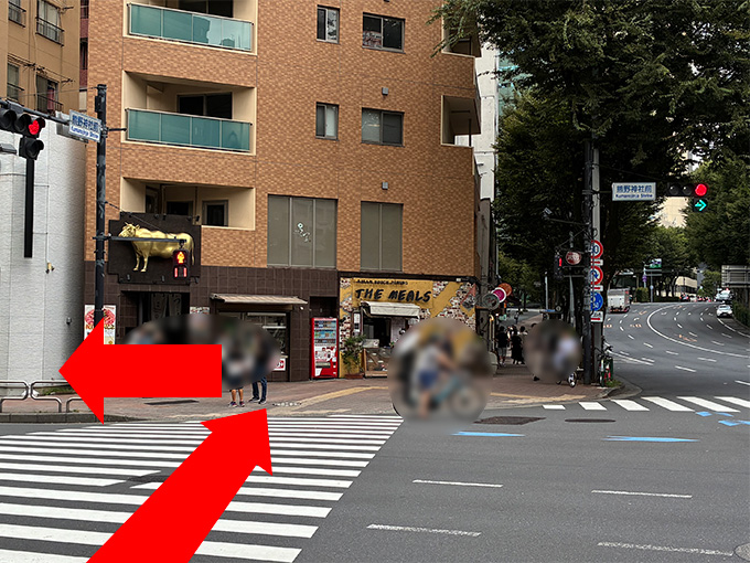 ⑥熊野神社前の交差点を渡ります。