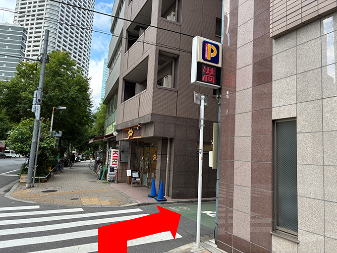 ⑦次に見えてくる十字路を右に曲がります。