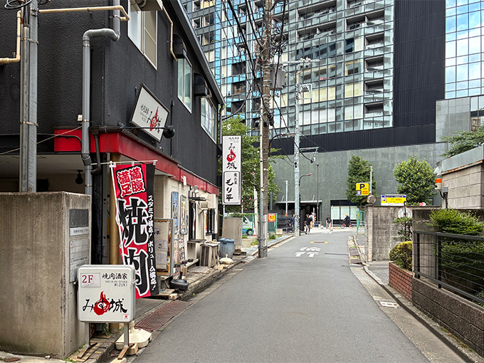 ⑧すぐに、みず城の看板が見えます。